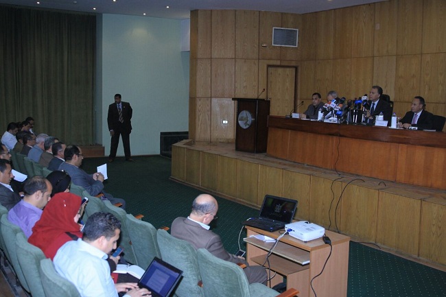 بالصور.. وزير النقل يستعرض أسباب تقليل رحلات السكك الحديدية        