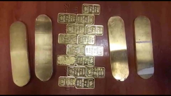 ضبط راكبين حاولا تهريب ٤ سبائك ذهب و15 قطعة مشغولات بمطار القاهرة   