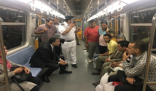 بالصور.. وزير النقل يستقل المترو.. ويكشف للركاب أسباب زيادة التذكرة