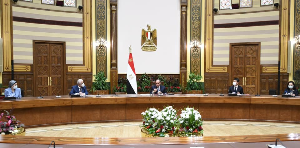 صور.. السيسي يجتمع مع الخبراء المشرفين على المدارس المصرية اليابانية
