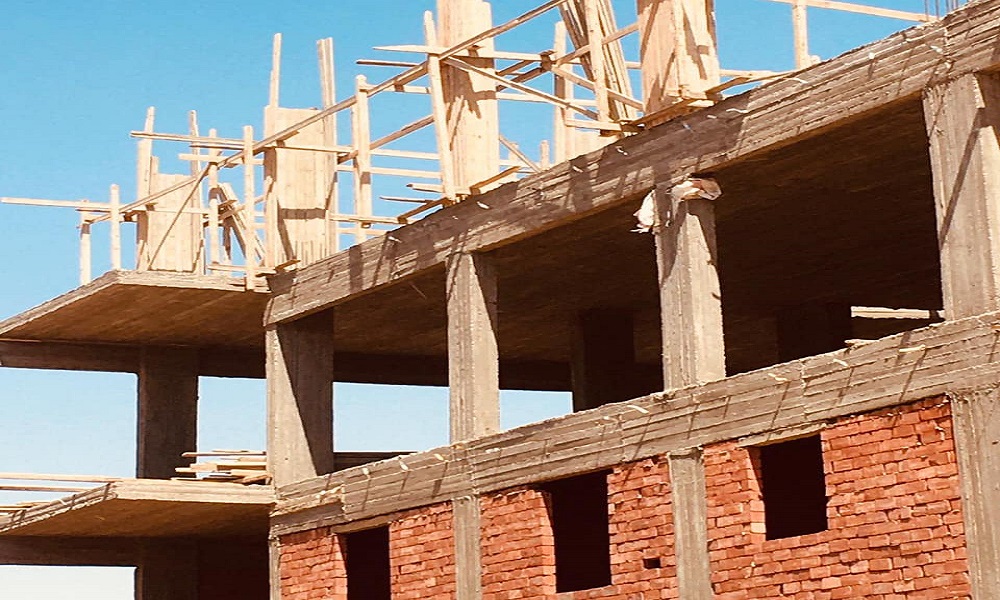 عبداللطيف بشارة: جهاز مدينة الشروق يزيل أعمال بناء مخالفة فى مهدها بقطعة أرض سكنية