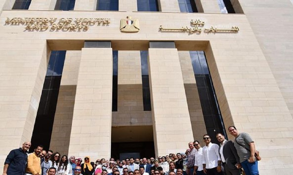 أشرف صبحي يتفقد مقر الوزارة بالعاصمة الادارية الجديدة برفقة عدد من الموظفين