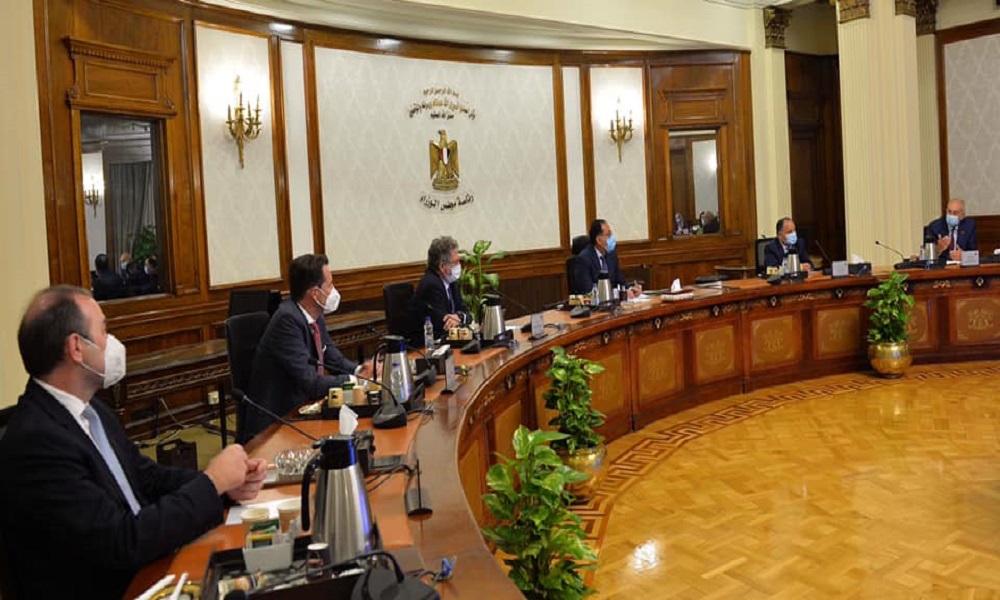 مدبولي: استراتيجية توطين صناعة السيارات تحظى باهتمام السيسي