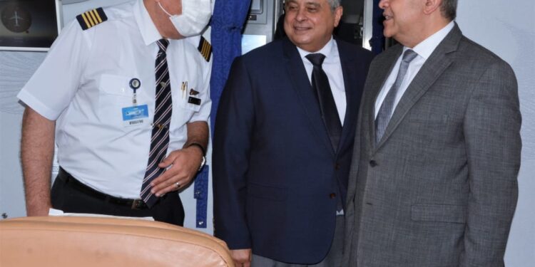 وزير الطيران يتابع حركة التشغيل بمطار القاهرة ويهنئ العاملين والمسافرين بعيد الأضحى 