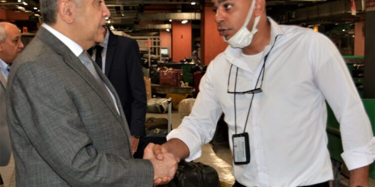 وزير الطيران يتابع حركة التشغيل بمطار القاهرة ويهنئ العاملين والمسافرين بعيد الأضحى 