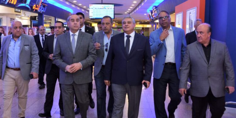 وزير الطيران يتابع حركة التشغيل بمطار القاهرة ويهنئ العاملين والمسافرين بعيد الأضحى 