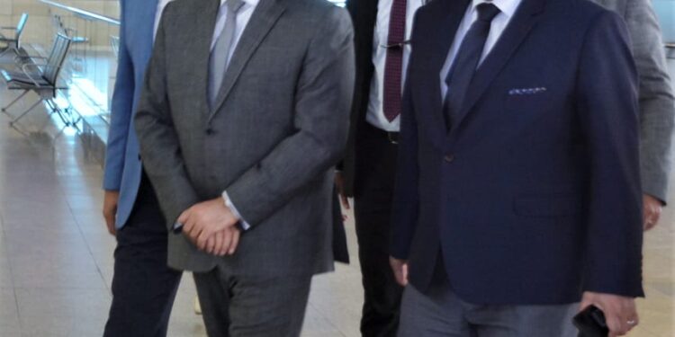 وزير الطيران يتابع حركة التشغيل بمطار القاهرة ويهنئ العاملين والمسافرين بعيد الأضحى 