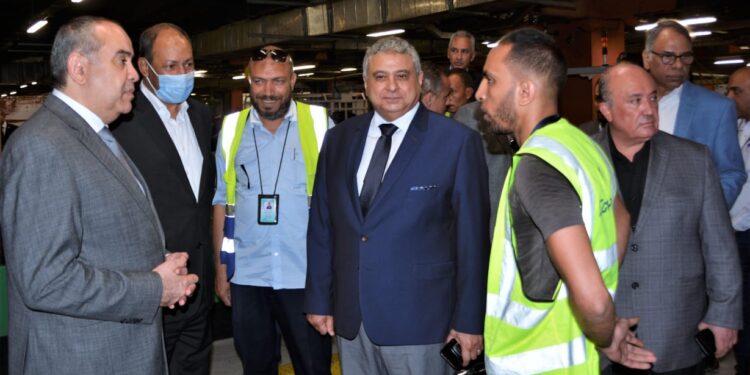 وزير الطيران يتابع حركة التشغيل بمطار القاهرة ويهنئ العاملين والمسافرين بعيد الأضحى 