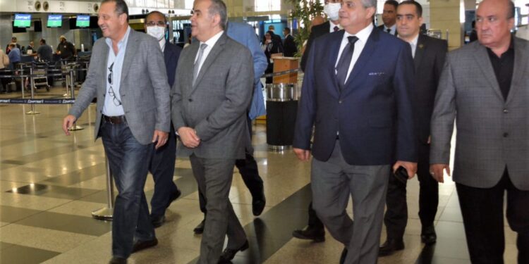 وزير الطيران يتابع حركة التشغيل بمطار القاهرة ويهنئ العاملين والمسافرين بعيد الأضحى 