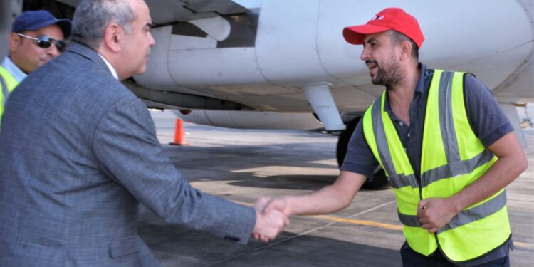 وزير الطيران يتابع حركة التشغيل بمطار القاهرة ويهنئ العاملين والمسافرين بعيد الأضحى 