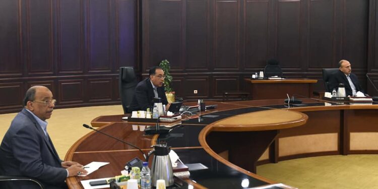 بلغت 10 قروش لكل 100 جنيه  رئيس الوزراء يكشف نسب زيادات السلع والخدمات بعد إرتفاع أسعار البنزين