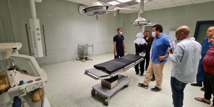 وجه بتوفير سكن ملائم للأطباء وصرف مستحقات المتعاقدين  وزير الصحة يتفقد مستشفى الضبعة ويطمئن على توافر الأدوية والمستلزمات الطبية 