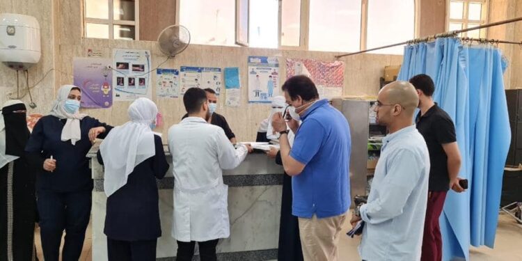 وجه بتوفير سكن ملائم للأطباء وصرف مستحقات المتعاقدين  وزير الصحة يتفقد مستشفى الضبعة ويطمئن على توافر الأدوية والمستلزمات الطبية 