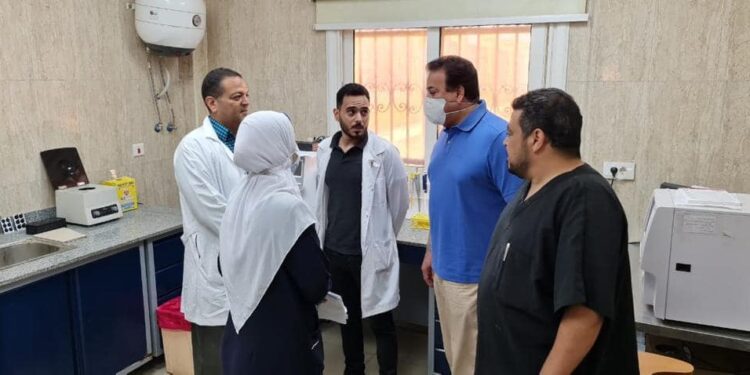 وجه بتوفير سكن ملائم للأطباء وصرف مستحقات المتعاقدين  وزير الصحة يتفقد مستشفى الضبعة ويطمئن على توافر الأدوية والمستلزمات الطبية 