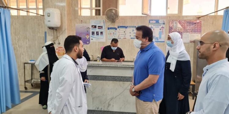 وجه بتوفير سكن ملائم للأطباء وصرف مستحقات المتعاقدين  وزير الصحة يتفقد مستشفى الضبعة ويطمئن على توافر الأدوية والمستلزمات الطبية 