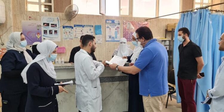 وجه بتوفير سكن ملائم للأطباء وصرف مستحقات المتعاقدين  وزير الصحة يتفقد مستشفى الضبعة ويطمئن على توافر الأدوية والمستلزمات الطبية 