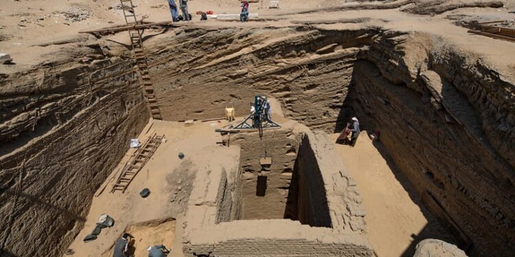 السياحة تكشف عن مقبرة قائد الجنود الأجانب فى أبوصير