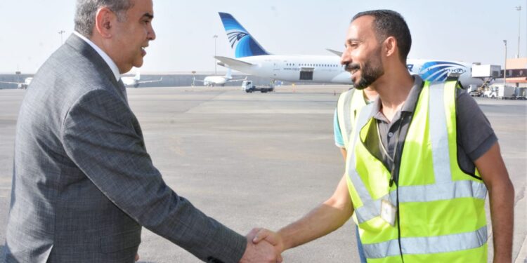 وزير الطيران يتابع حركة التشغيل بمطار القاهرة ويهنئ العاملين والمسافرين بعيد الأضحى 