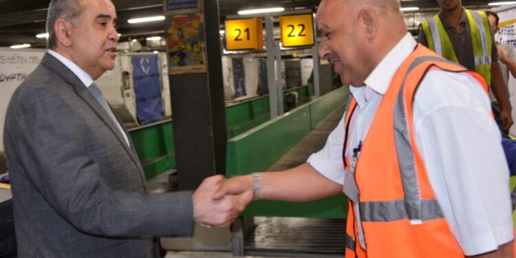 وزير الطيران يتابع حركة التشغيل بمطار القاهرة ويهنئ العاملين والمسافرين بعيد الأضحى 