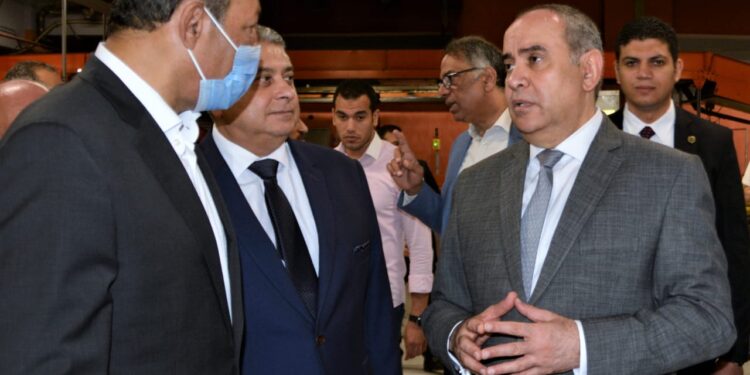 وزير الطيران يتابع حركة التشغيل بمطار القاهرة ويهنئ العاملين والمسافرين بعيد الأضحى 