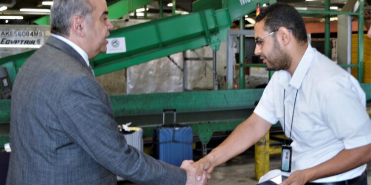 وزير الطيران يتابع حركة التشغيل بمطار القاهرة ويهنئ العاملين والمسافرين بعيد الأضحى 