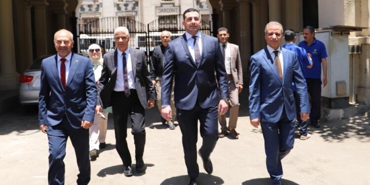 صور.. أمين عام الشيوخ يهنئ العاملين بالأمانة العامة بعيد الأضحي المبارك