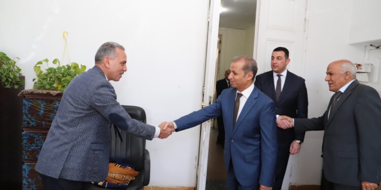 صور.. أمين عام الشيوخ يهنئ العاملين بالأمانة العامة بعيد الأضحي المبارك