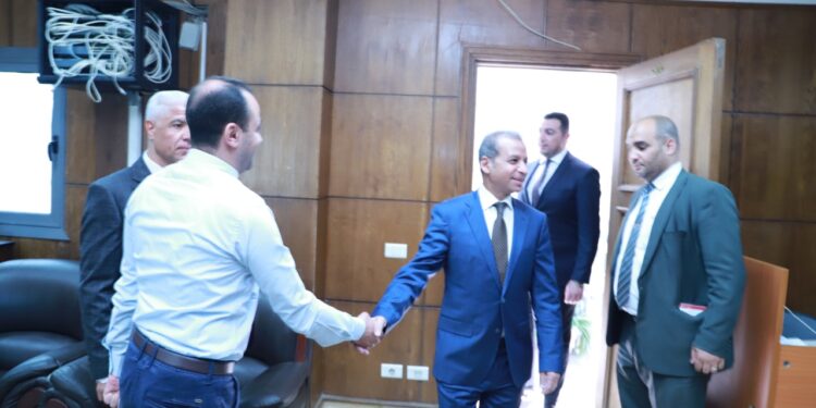 صور.. أمين عام الشيوخ يهنئ العاملين بالأمانة العامة بعيد الأضحي المبارك