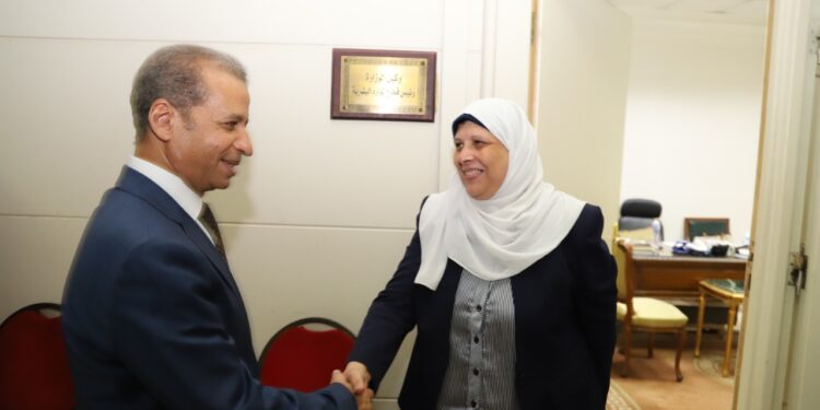 صور.. أمين عام الشيوخ يهنئ العاملين بالأمانة العامة بعيد الأضحي المبارك