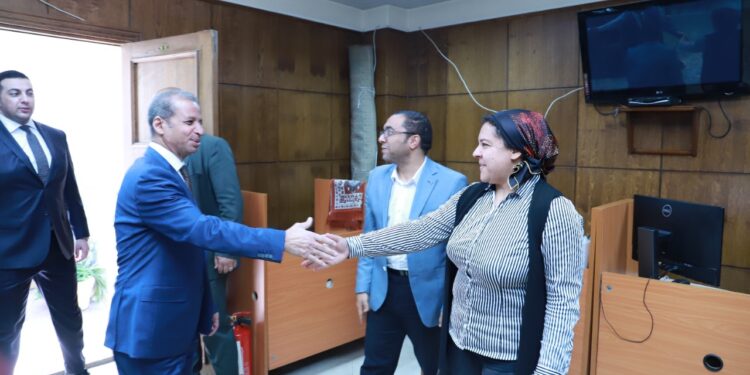 صور.. أمين عام الشيوخ يهنئ العاملين بالأمانة العامة بعيد الأضحي المبارك