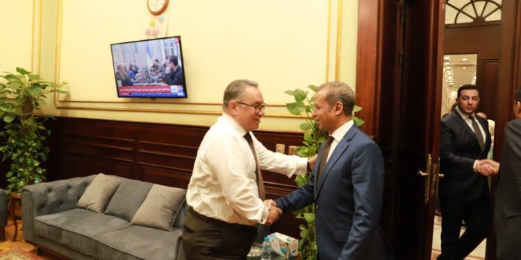 صور.. أمين عام الشيوخ يهنئ العاملين بالأمانة العامة بعيد الأضحي المبارك