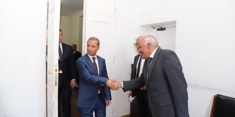 صور.. أمين عام الشيوخ يهنئ العاملين بالأمانة العامة بعيد الأضحي المبارك