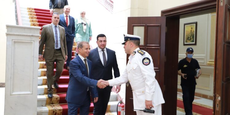 صور.. أمين عام الشيوخ يهنئ العاملين بالأمانة العامة بعيد الأضحي المبارك