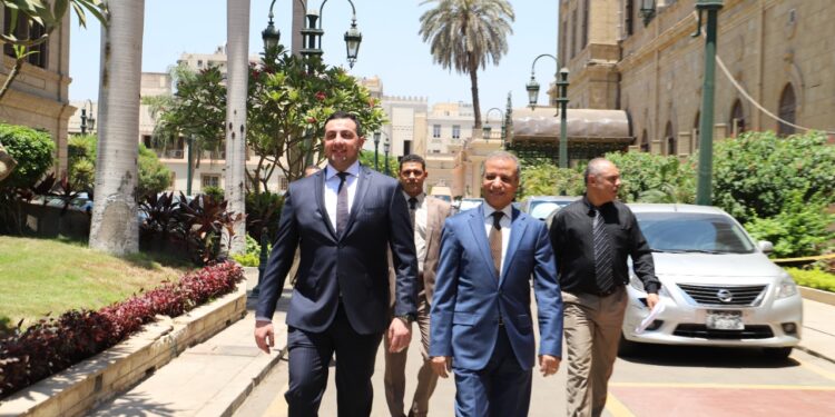 صور.. أمين عام الشيوخ يهنئ العاملين بالأمانة العامة بعيد الأضحي المبارك