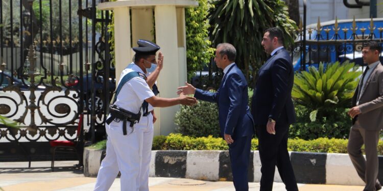 صور.. أمين عام الشيوخ يهنئ العاملين بالأمانة العامة بعيد الأضحي المبارك