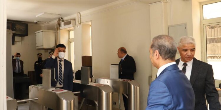 صور.. أمين عام الشيوخ يهنئ العاملين بالأمانة العامة بعيد الأضحي المبارك