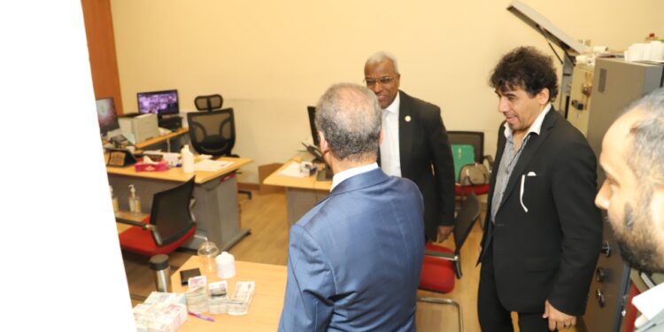 صور.. أمين عام الشيوخ يهنئ العاملين بالأمانة العامة بعيد الأضحي المبارك