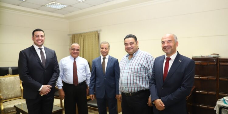 صور.. أمين عام الشيوخ يهنئ العاملين بالأمانة العامة بعيد الأضحي المبارك