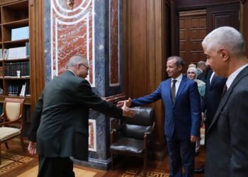 صور.. أمين عام الشيوخ يهنئ العاملين بالأمانة العامة بعيد الأضحي المبارك