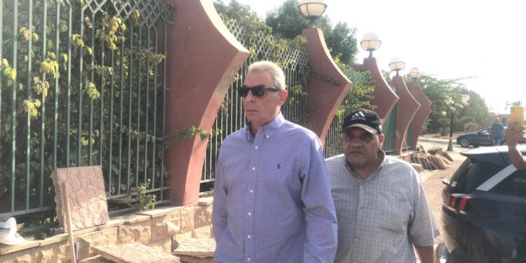 صور.. نجوم الفن يشاركون في جنازة الفنان هشام سليم