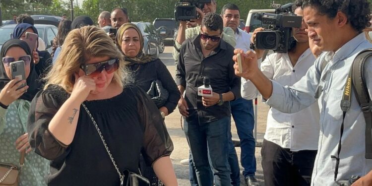 صور.. نجوم الفن يشاركون في جنازة الفنان هشام سليم