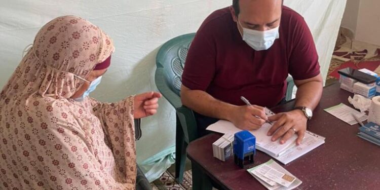 صور.. نواب الإسكندرية ينظمون قافلة طبية مجانية بعزبة عبد المنعم رياض