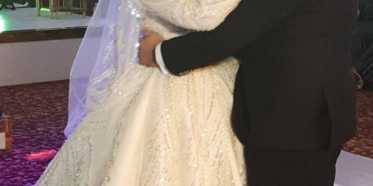 الصحفي حمادة بكر يهنئ القيادي الوفدي أيمن أبو العز بزفاف ابنته  