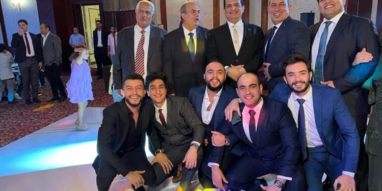 الصحفي حمادة بكر يهنئ القيادي الوفدي أيمن أبو العز بزفاف ابنته  