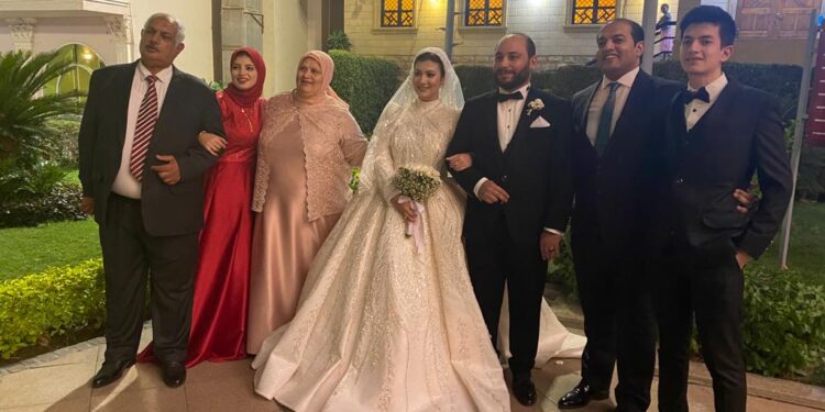 الصحفي حمادة بكر يهنئ القيادي الوفدي أيمن أبو العز بزفاف ابنته  