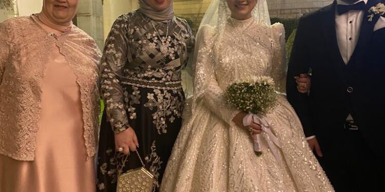 الصحفي حمادة بكر يهنئ القيادي الوفدي أيمن أبو العز بزفاف ابنته  