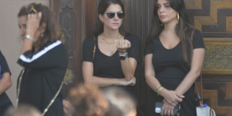 صور.. نجوم الفن يشاركون في جنازة الفنان هشام سليم