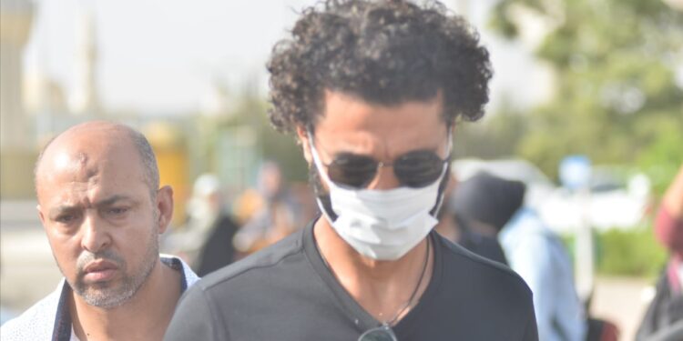 صور.. نجوم الفن يشاركون في جنازة الفنان هشام سليم