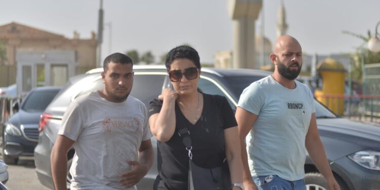 صور.. نجوم الفن يشاركون في جنازة الفنان هشام سليم