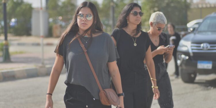 صور.. نجوم الفن يشاركون في جنازة الفنان هشام سليم